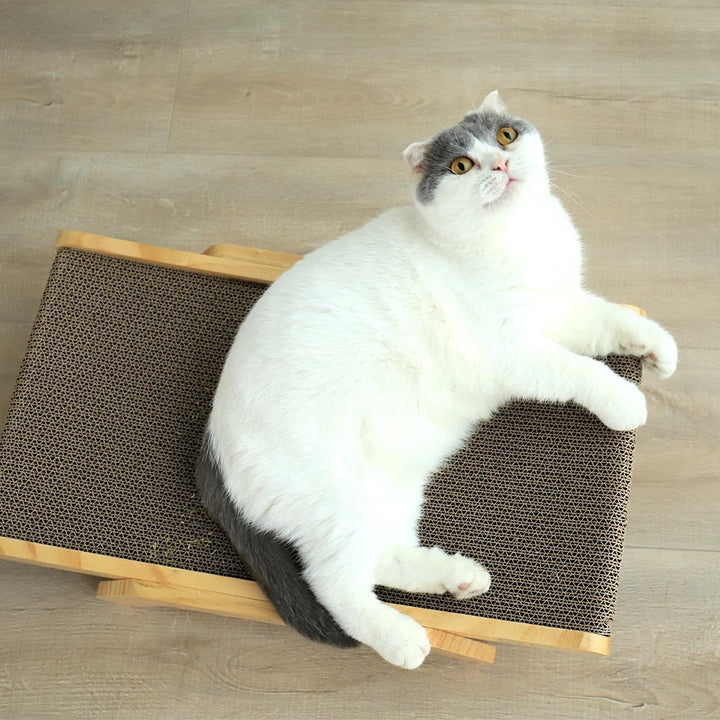 Katzenzubehör Luna: Ergonomisches Kratzbett als Ruheplatz und für die Krallenpflege Ihrer Katze.