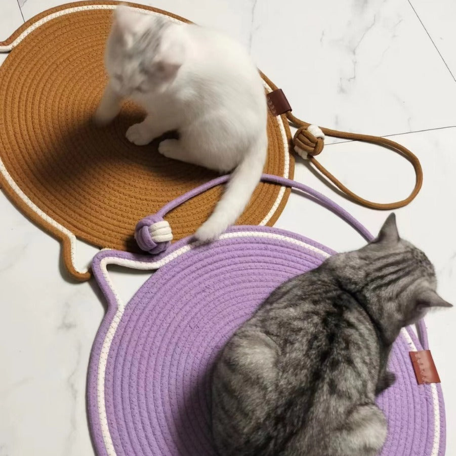 Detailansicht der Sisal-Oberfläche einer Katzen-Kratzmatte; perfekt für Krallenpflege & Spiel.