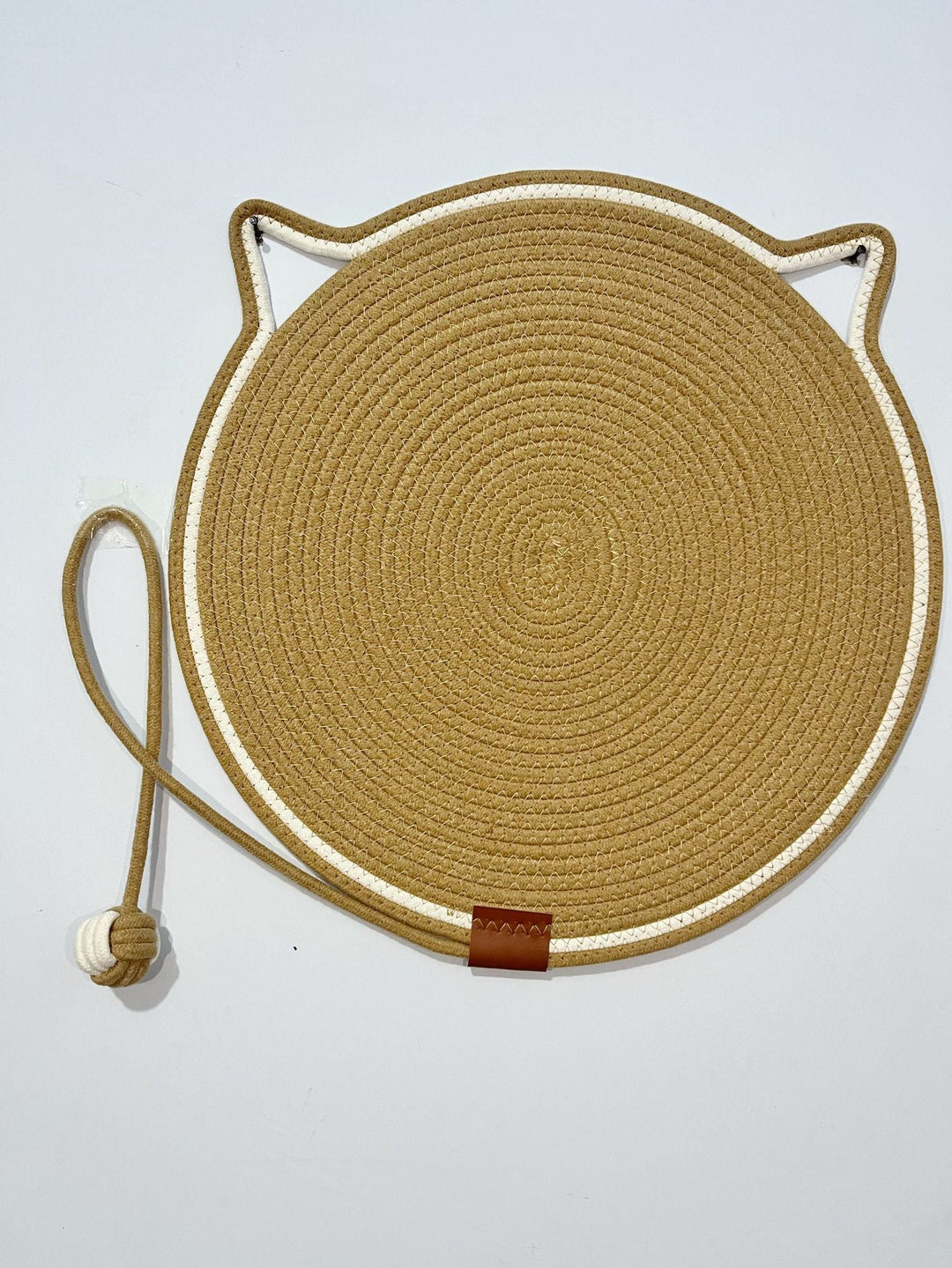 Der Katzen Kratzteppich als Alternative zu teuren Möbeln. Unverzichtbares Katzenzubehör.