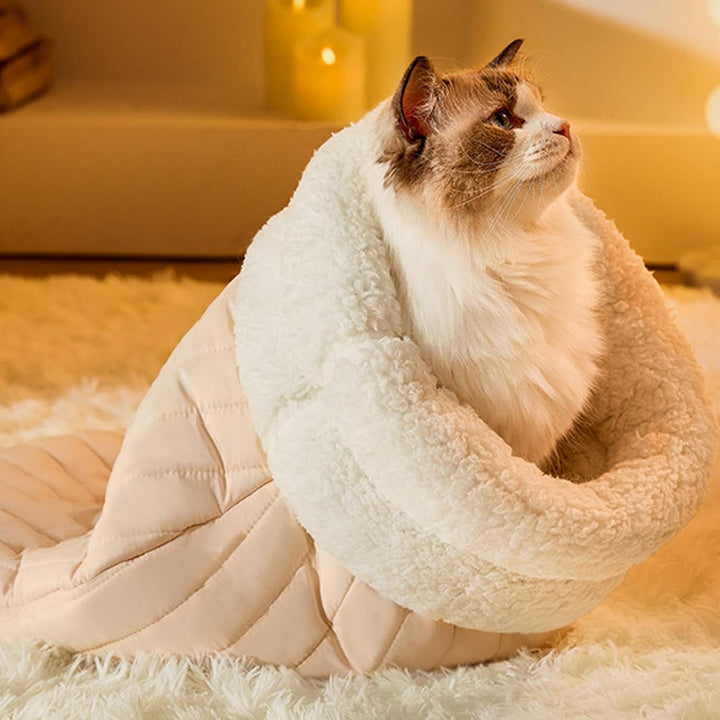 Katzen Schlafsack, kuschelige Höhle für Tiefenentspannung. Weiches Plüsch Katzenbett als Tierbedarf.