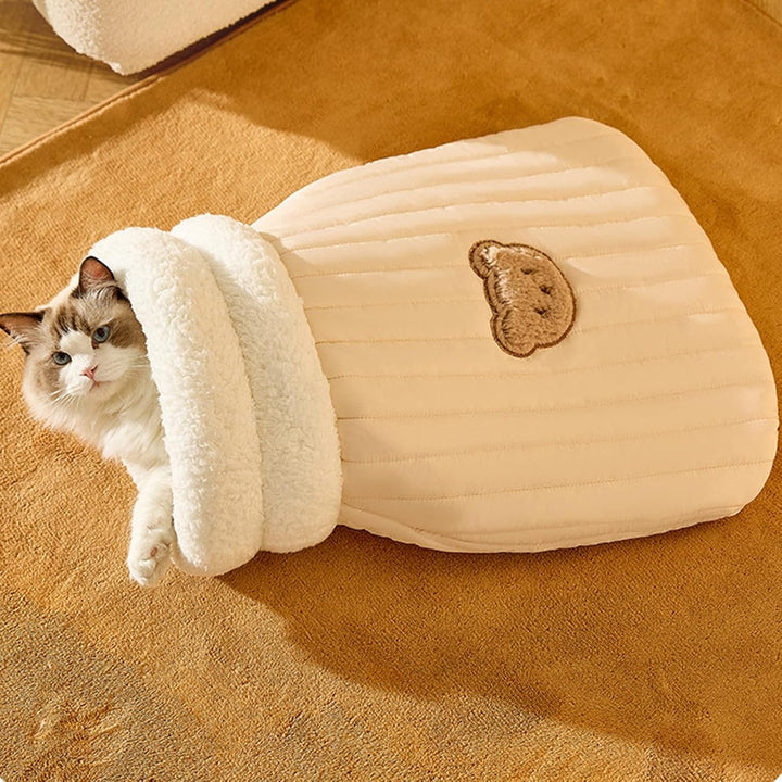 Geborgenes Katzenbett als Schlafsack. Plüsch Kuschelhöhle für entspannte Katzen. Idealer Tierbedarf.