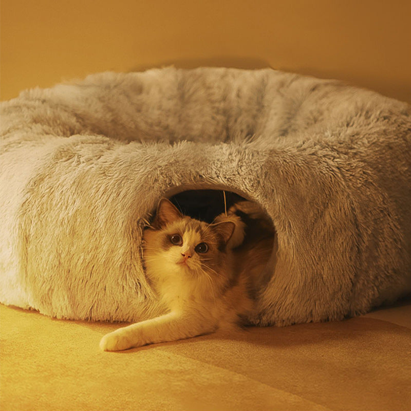 Weiche Katzen Kuschelhöhle mit integriertem Spieltunnel; ideal als gemütliches Katzenversteck zum Entspannen.