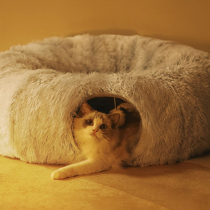 Weiche Katzen Kuschelhöhle mit integriertem Spieltunnel; ideal als gemütliches Katzenversteck zum Entspannen.