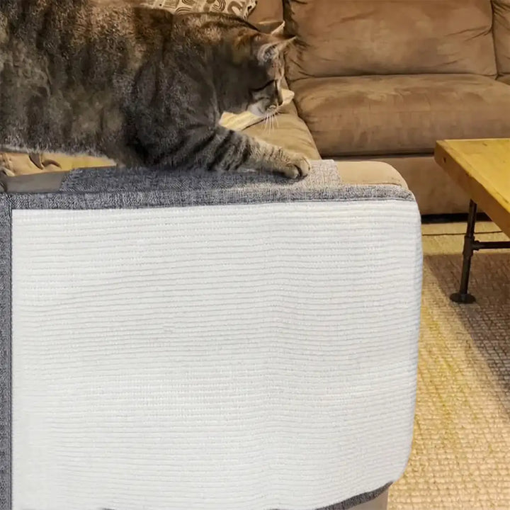 Hochwertige Katzenkratzmatte aus Kunstsisal für Sofa-Armlehnen. Schützt Möbel wirksam vor Kratzspuren.