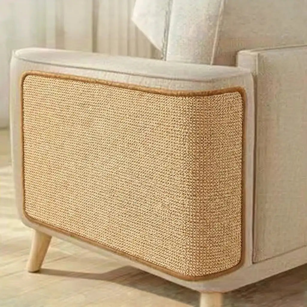 Katzenkratzmatte aus robustem Kunst-Sisal als effektiver Sofaschutz für Katzen.