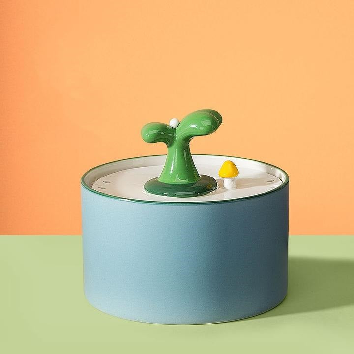 Der Keramikbrunnen von oben; modernes Design und konstante Wasserzirkulation für Ihre Katze.