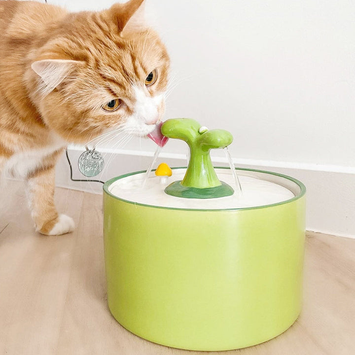 Leiser Wasserspender SpringFlow™ mit sanftem Wasserfall; animiert Katzen zum Trinken, für bessere Gesundheit.