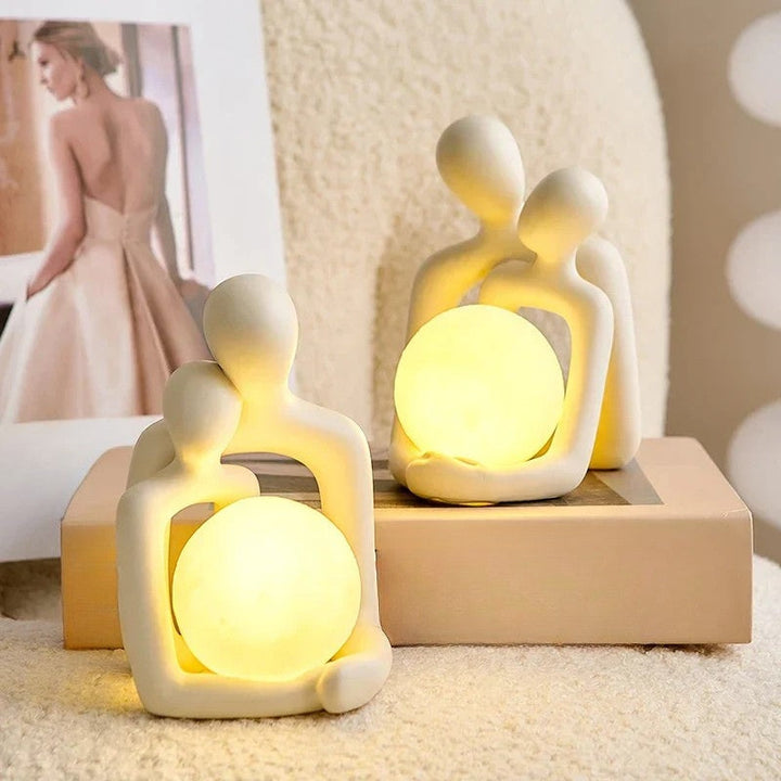 Warmes Ambiente durch LunaGlow Keramik Stimmungslicht. Dekorative Designlampe für gemütliches Wohnzimmer.