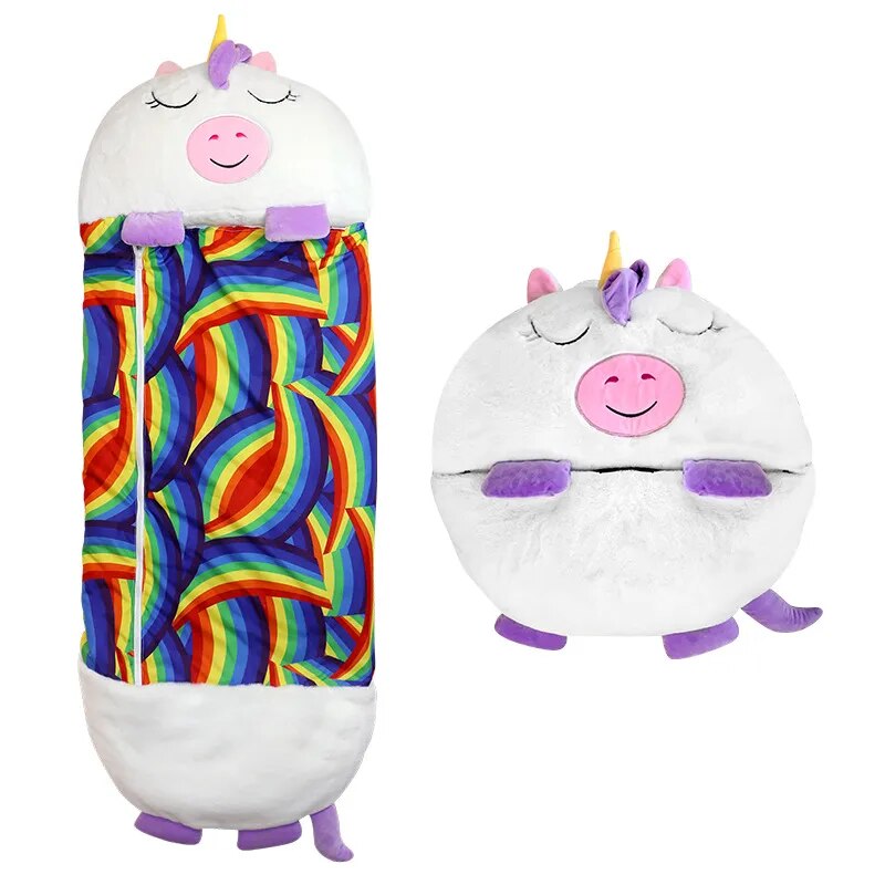 Kind spielt mit dem geöffneten Plüschtier Schlafsack. Ein weiches Kuscheltier und Schlafplatz in einem.