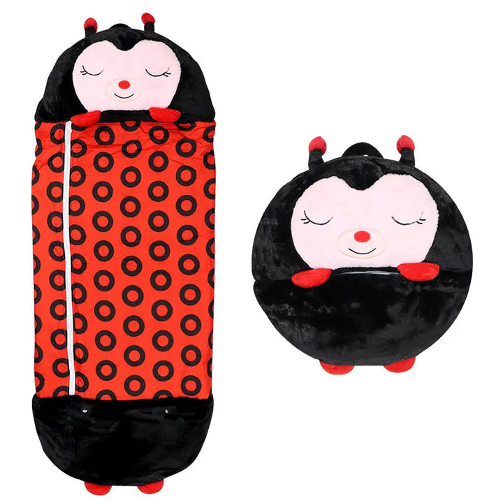 Plüschtier Schlafsack als Geschenkidee für Kinder. Funktionales Kuscheltier und gemütlicher Schlafplatz.