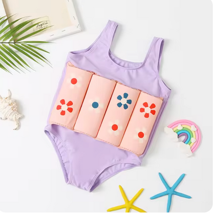 Kind beim Schwimmen lernen mit SicherPlatsch Auftriebshilfe, perfekt für Wassergewöhnung & Sicherheit.