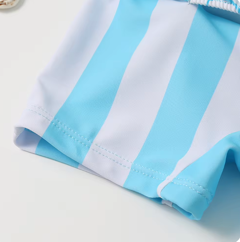 Kleines Mädchen mit SicherPlatsch Schwimmshirt, genießt den Sommerurlaub sicher im Wasser.