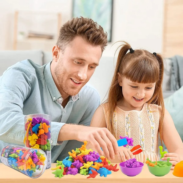Bunte AquaKreativ Meeresfiguren: Seestern, Qualle, Delfin schwimmen im Wasser. Ungiftiges Kreativset für Kinder.