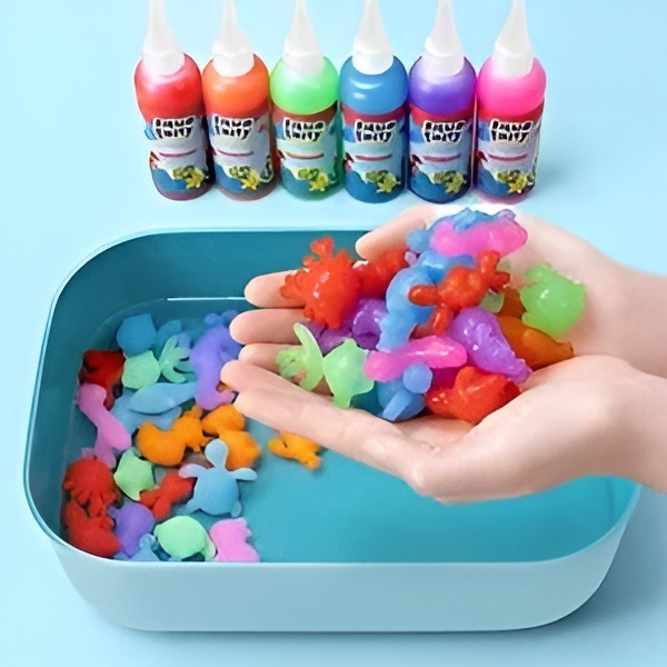 Lachendes Kind beim Eintauchen der selbstgemachten AquaKreativ Meerestiere ins Wasser. Fördert Konzentration.