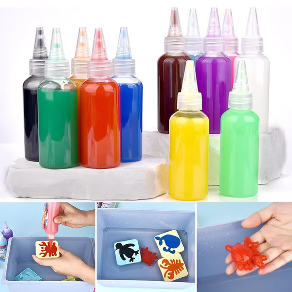 Hand eines Kindes hält eine selbst gestaltete gelbe AquaKreativ Seepferdchen-Figur. Spaßiges Bastelset für Zuhause.