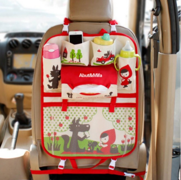 Leerer Kinder Auto-Organizer am Rücksitz, zeigt Stauraum für Spielzeug, Flaschen und Tablet.