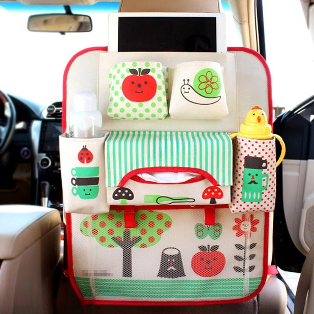 Gefüllter Kinder Auto-Organizer mit Tablet, Flasche & Spielzeug, sorgt für Ordnung im Auto.