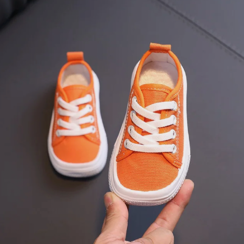 Robuste Outdoor-Kinderschuhe FlexiSteps. Flexible Barfuß-Sneaker für Jungen & Mädchen, ideal zum Spielen.