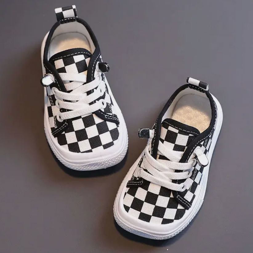 Nahaufnahme des flexiblen, leichten Kinder Barfuß-Sneaker FlexiSteps. Ergonomisches Design für kleine Füße.