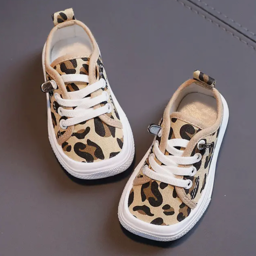 Gesunde Kinderschuhe: Barfuß-Sneaker FlexiSteps. Ergonomisch, flexibel und atmungsaktiv für Entwicklung.