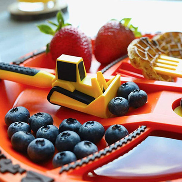 Nahaufnahme des ergonomischen Bulldozer Löffels. Teil des Kinderbestecks für kleine Hände, macht Essen leicht.