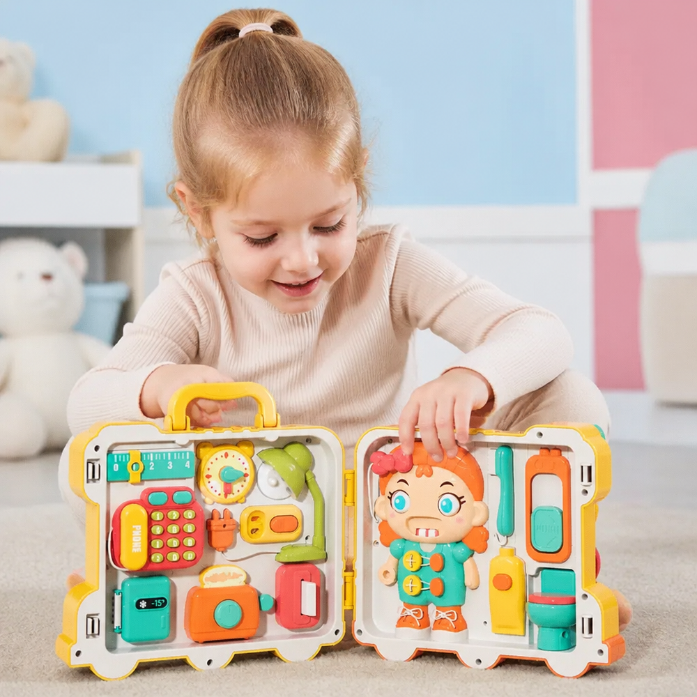 Detailaufnahme des Kinder Bus Busy Boards mit Reißverschluss, Schnalle und Zahnrädern für interaktiven Lernspaß.