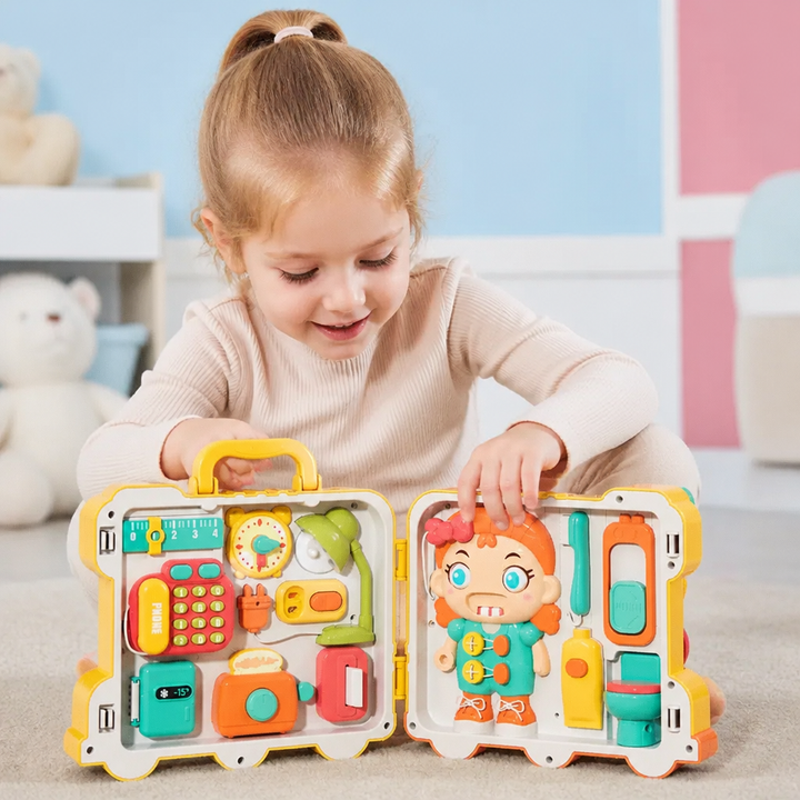 Detailaufnahme des Kinder Bus Busy Boards mit Reißverschluss, Schnalle und Zahnrädern für interaktiven Lernspaß.