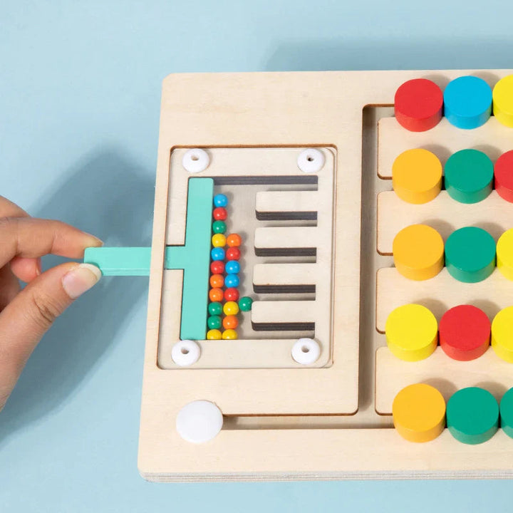 Denkspiel für Kinder: Das Holzpuzzle fördert Motorik, logisches Denken und Problemlösung spielerisch.
