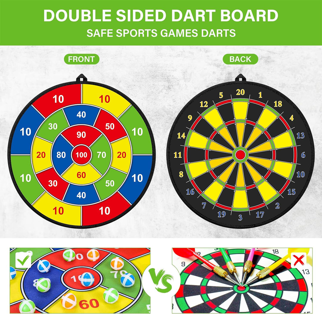Fröhliches Kind spielt mit dem bunten doppelseitigen Dartboard. Lernspiel für motorische Fähigkeiten.