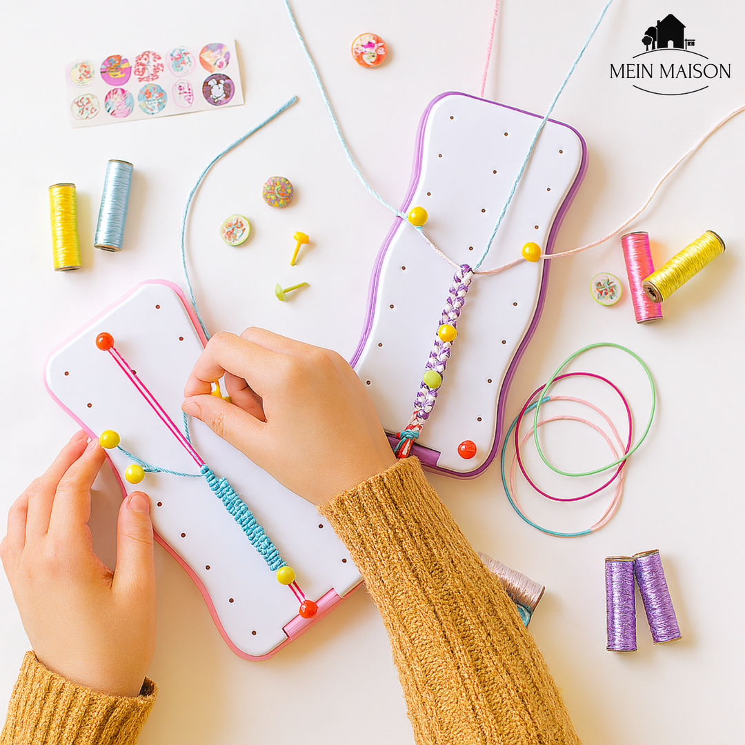 Bunte Garnrollen und Zubehör des Flechtsets für Kinder, bereit für kreative DIY-Projektideen. Lebendige Farben.