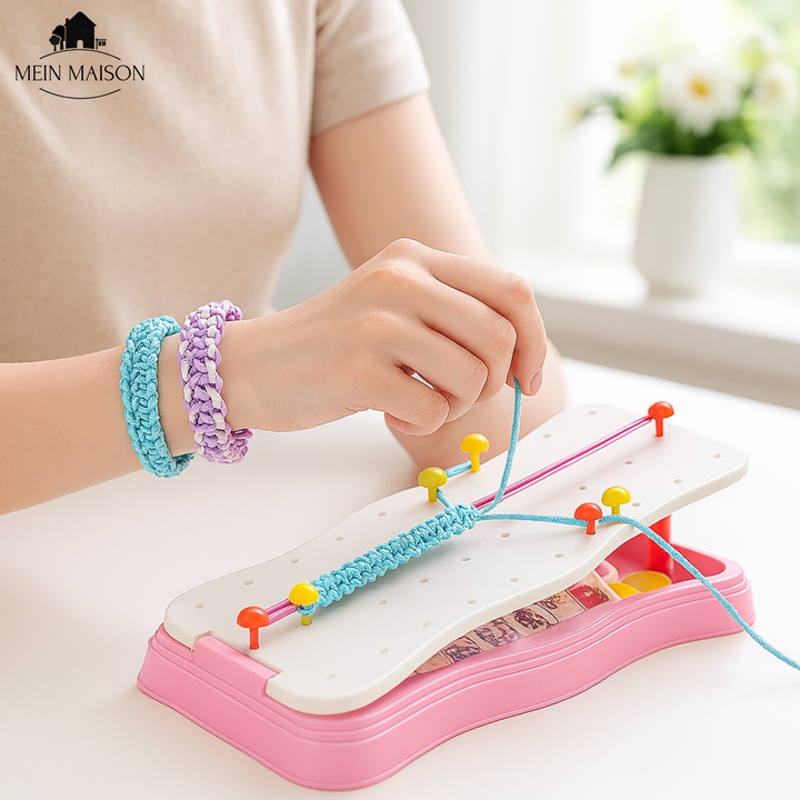 Fertige bunte Armbänder & Schlüsselanhänger aus dem Flechtset, ideal als DIY-Geschenke für Kinder.