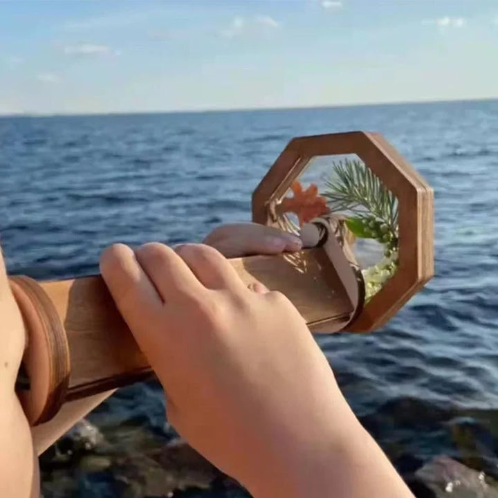 Kinder Holz-Kaleidoskop, erzeugt unendliche Farbmuster. Robustes Holzspielzeug für kreativen Spaß.
