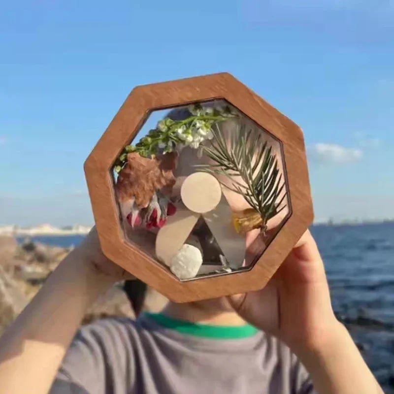 Holz-Kaleidoskop mit praktischem Magnetdeckel für eigene Muster. Kreativspielzeug, das die Fantasie anregt.