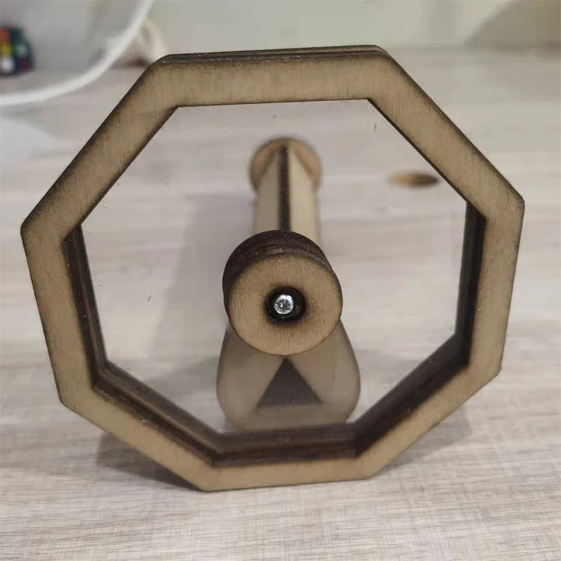 Holz-Kaleidoskop als ideales Geschenk für Kinder. Pädagogisches Lernspielzeug für drinnen & draußen.