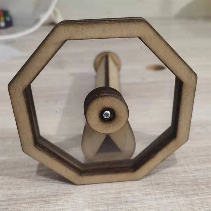 Holz-Kaleidoskop als ideales Geschenk für Kinder. Pädagogisches Lernspielzeug für drinnen & draußen.