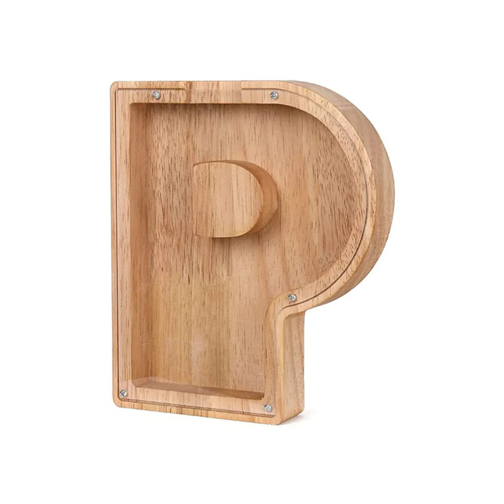 Mehrere personalisierte Holzbuchstaben Sparboxen, bilden einen Namen.