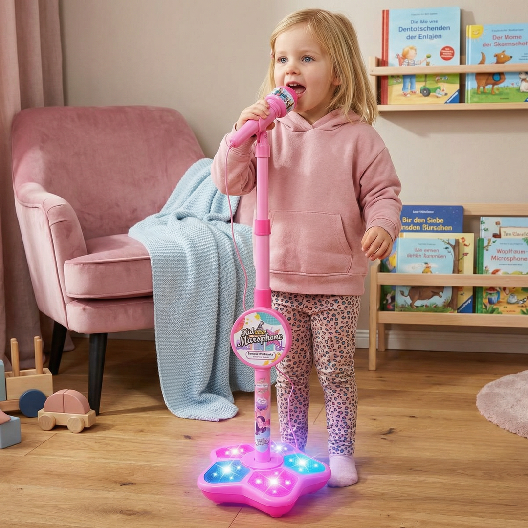Begeistertes Kind singt mit dem bunten Karaoke-Mikrofon am Ständer, ein lustiges Musikspielzeug für Zuhause.