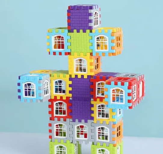 Fröhliche Kinder bauen kreative Figuren mit bunten Klick Bausteinen; fördert Spiel & Motorik.