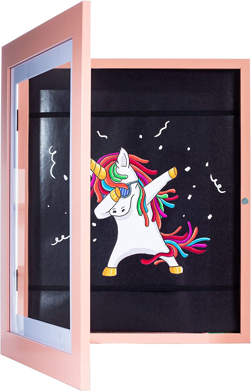 Mehrere A4 Kinder-Kunst-Rahmen an einer Wand im Kinderzimmer. Stilvolle Dekoration für kleine Künstler.