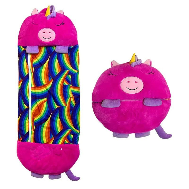 Ein glückliches Kind spielt im weichen Kuscheltierschlafsack. Der 2-in-1 Kinderschlafsack ist ein tolles Spielzeug.