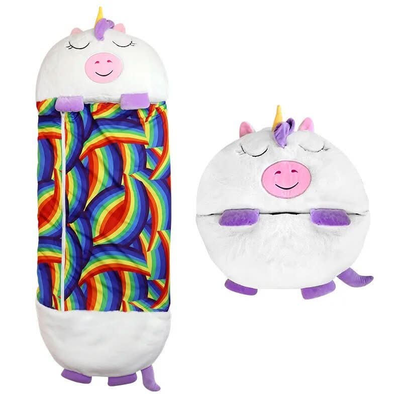 Detailansicht des Kuscheltierkopfes vom Kinderschlafsack. Gemütliches Plüschtier und warmer Schlafsack für Kinder.