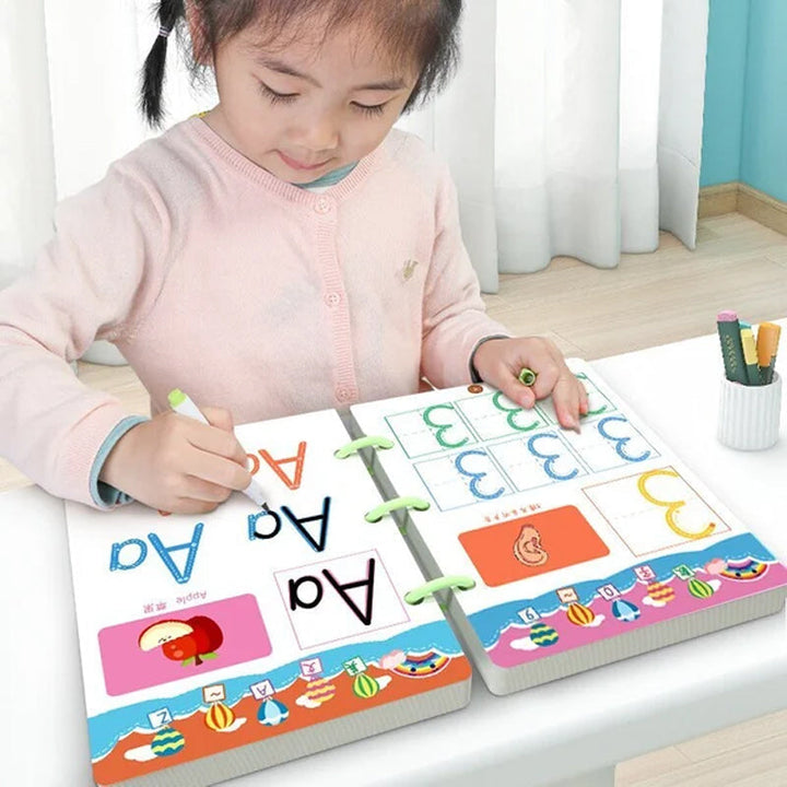 Offene Seite des Kinder Lernbuchs mit Übungen zum Buchstaben schreiben lernen und ersten Wörtern.