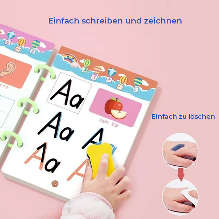 Detailaufnahme einer Seite des Kinder Lernbuchs mit Nachspurübungen für Zahlen und Buchstaben.