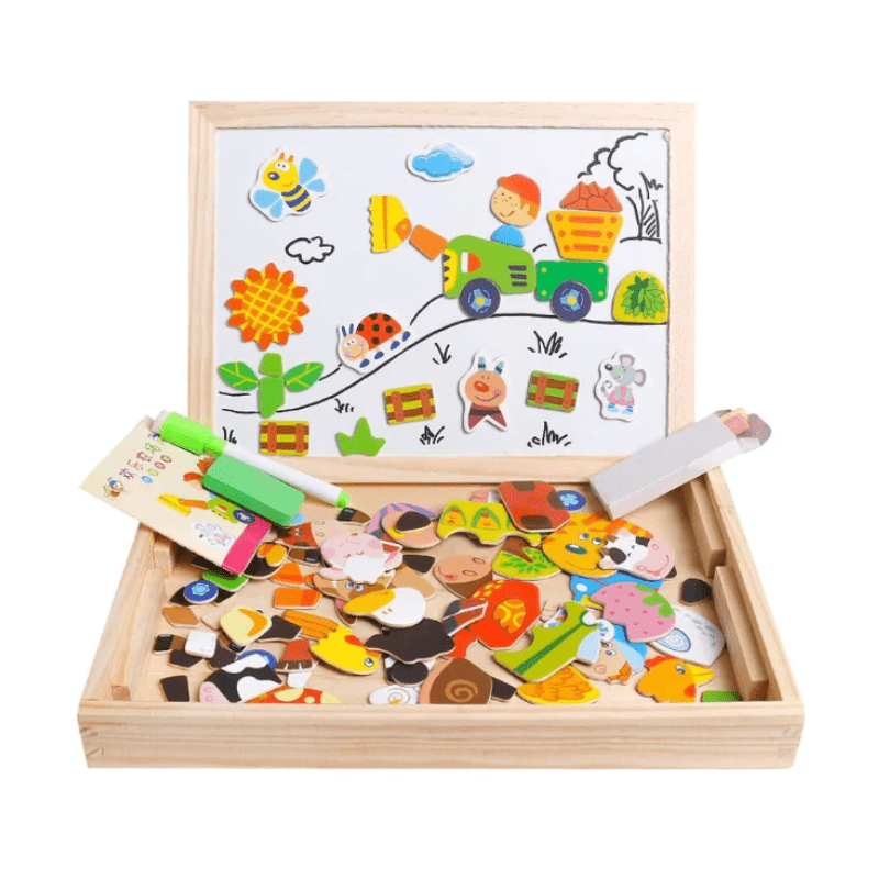Glückliches Kind malt an seiner Montessori Zeichentafel aus Holz. 2-in-1 Magnet- & Kreidetafel fördert Kreativität.