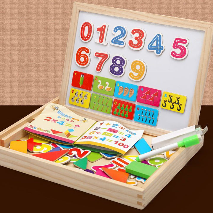 Nahaufnahme der Kinder Montessori Zeichentafel: eine Seite Magnettafel, andere Seite Kreidetafel. Vielseitiges Spielzeug.