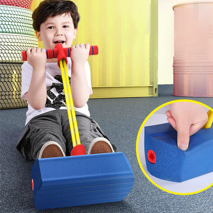 Fröhliches Kind hüpft auf dem JumpBuddy Pogostick, fördert Spielspaß und motorische Entwicklung.