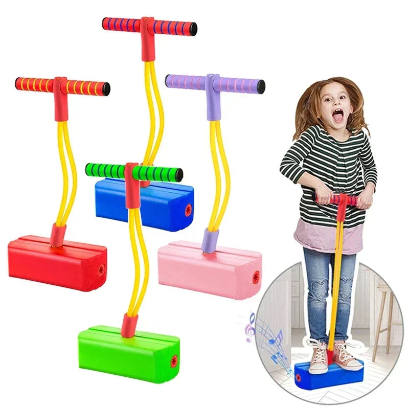 Mädchen lacht beim Hüpfen auf dem JumpBuddy Pogostick, trainiert Koordination und Aktivität im Freien.