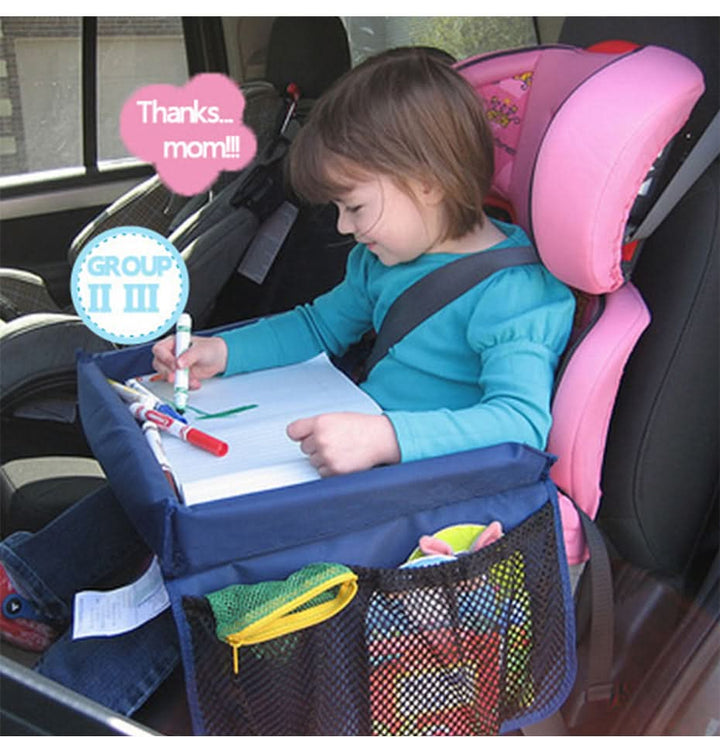 Praktisches Kinder Reise-Tablett für den Autositz, perfekt für Snacks & Spielzeug im Auto.