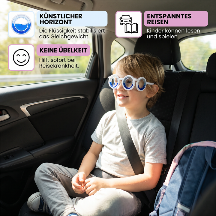 Kind trägt Reisekrankheits-Brille im Auto, beugt Übelkeit & Reisekrankheit vor, für entspannte Autofahrten.