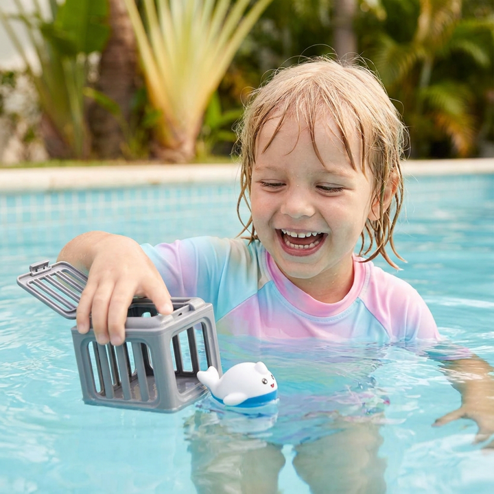 Kinder verbessern Schwimmen und Motorik mit diesem bunten Unterwasser Tauchspielzeug Set und Meerestieren im Pool.